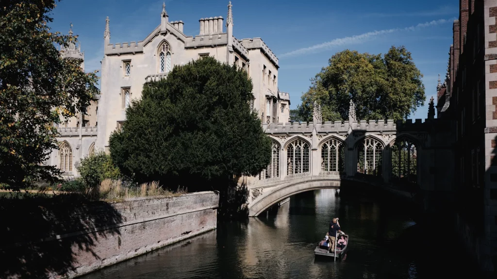 Punt under bridge of sighs